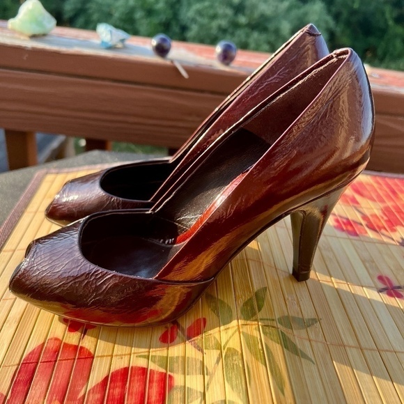 Salvador Sapena Women's Leather Peep Toe Pumps - 37 1/2 (Size 7) - Picture 2 of 5